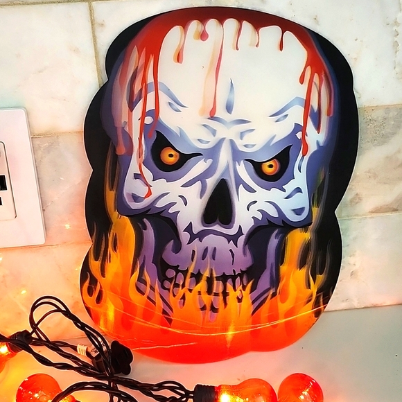 Holographic Skull & Lights - Picture 3 of 3